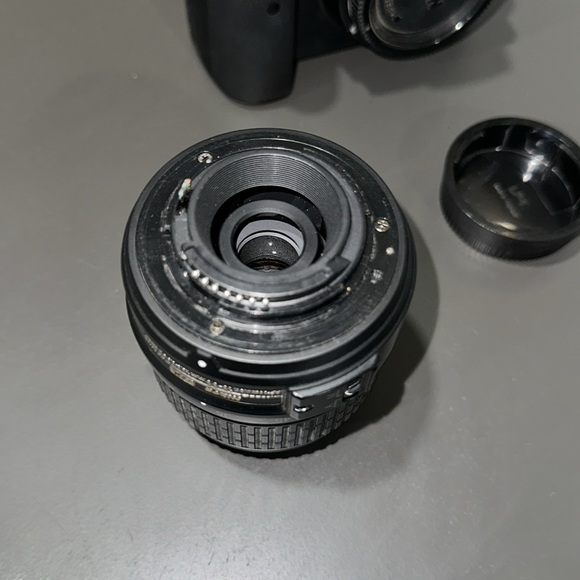 Nikon D5000 DSLR camera body and lens 18-55mm - Picture 5 of 6